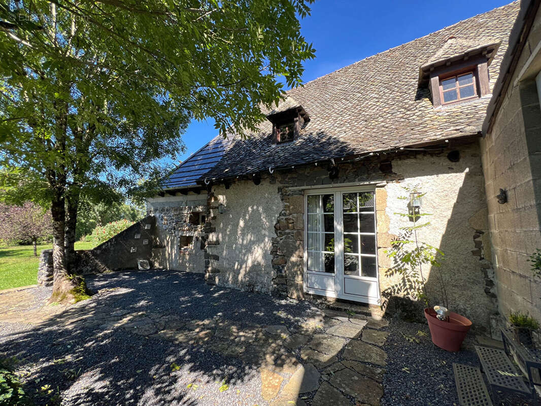 Maison à SAINT-SANTIN-CANTALES