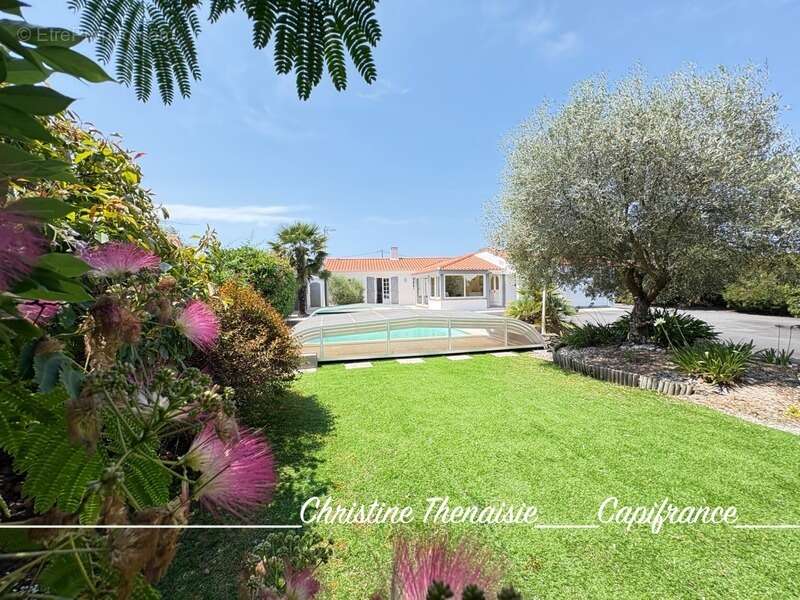 Maison à vendre 5 pièces - Plain-Pied - 3 chambres - 2 salles d'eau - 3 wc - Piscine couverte - 2 garages SAINT HILAIRE DE RIEZ  - photo 2
