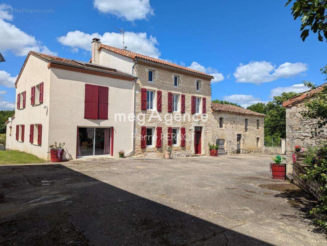 Grande propriété en Pierre avec dépendances - photo 8