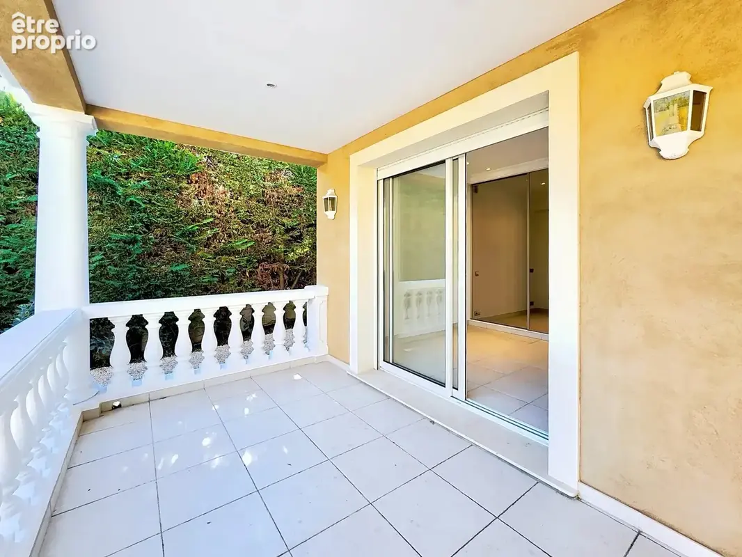 Antibes – Villa récente avec piscine, quartier calme et recherché – 1 450 000 € - photo 10