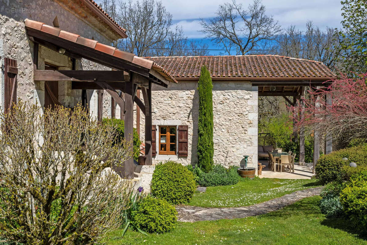 Maison de campagne avec piscine, dépendances, grange, terrain. - photo 13