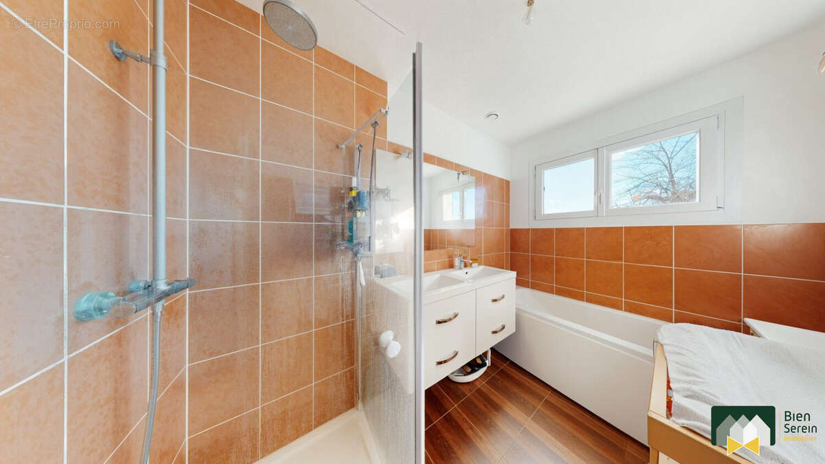 Salle de bains  - Maison à CLEVILLIERS