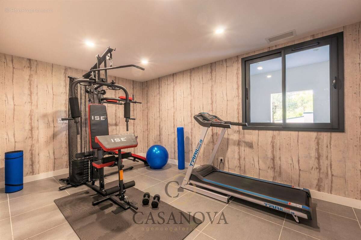 Maison à SAINT-CLEMENT-DE-RIVIERE