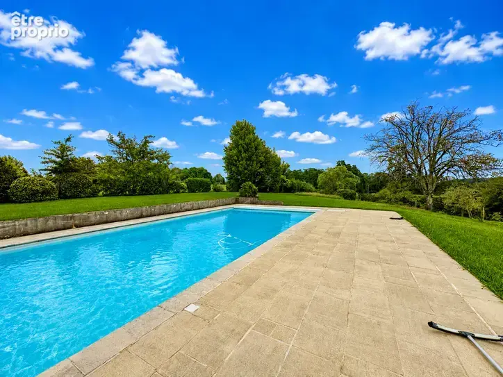 Superbe bâtisse du 17e sur 5,6 hect, piscine, dépendances, parc, bois et terres - photo 2