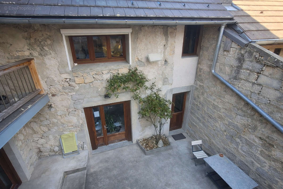 Secteur Sonnaz ancienne ferme rénovée d'environ 242 m2 avec un T2 indépendant - photo 6