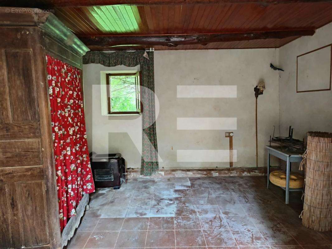 Maison à CRUVIERS-LASCOURS