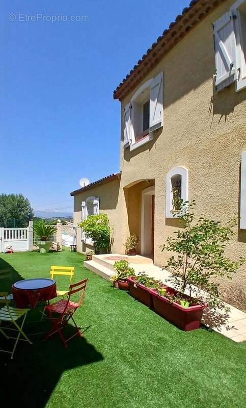 Agréable villa avec 4 chambres et 3 salles et piscine chauffée. - photo 3