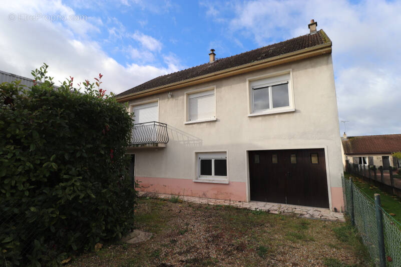 Maison à VARENNES-VAUZELLES