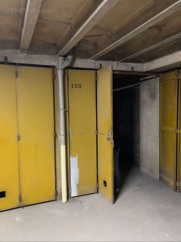 Parking à PARIS-18E