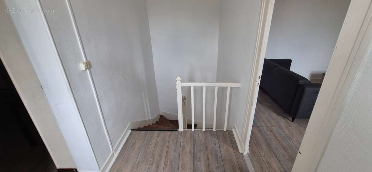 Maison de ville composée de deux appartements, 110 m2, proximité place Victor Hugo, jardin clos, cour avec stationnement - photo 13