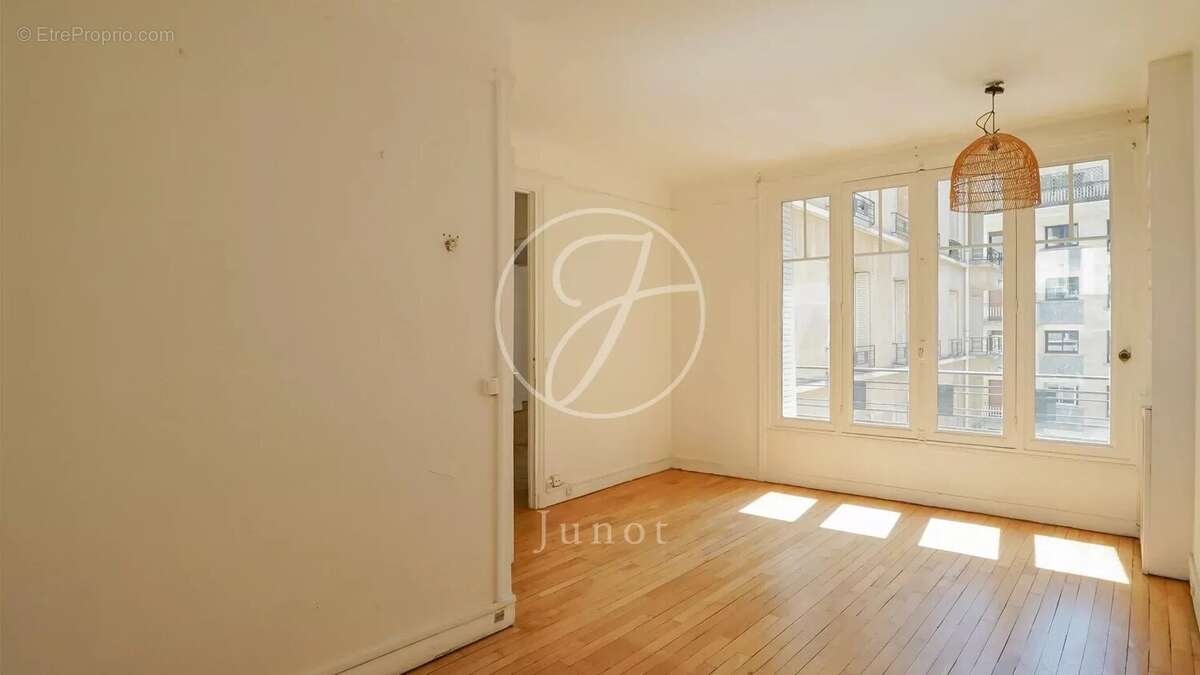 Appartement à PARIS-16E