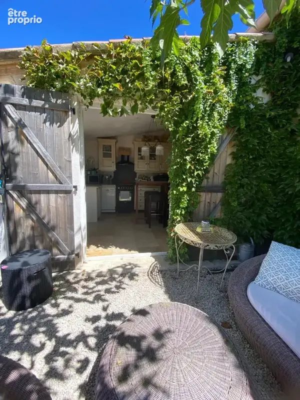 Villa avec piscine et studio indépendant sur 533 m² de jardin clos et arboré. - photo 4