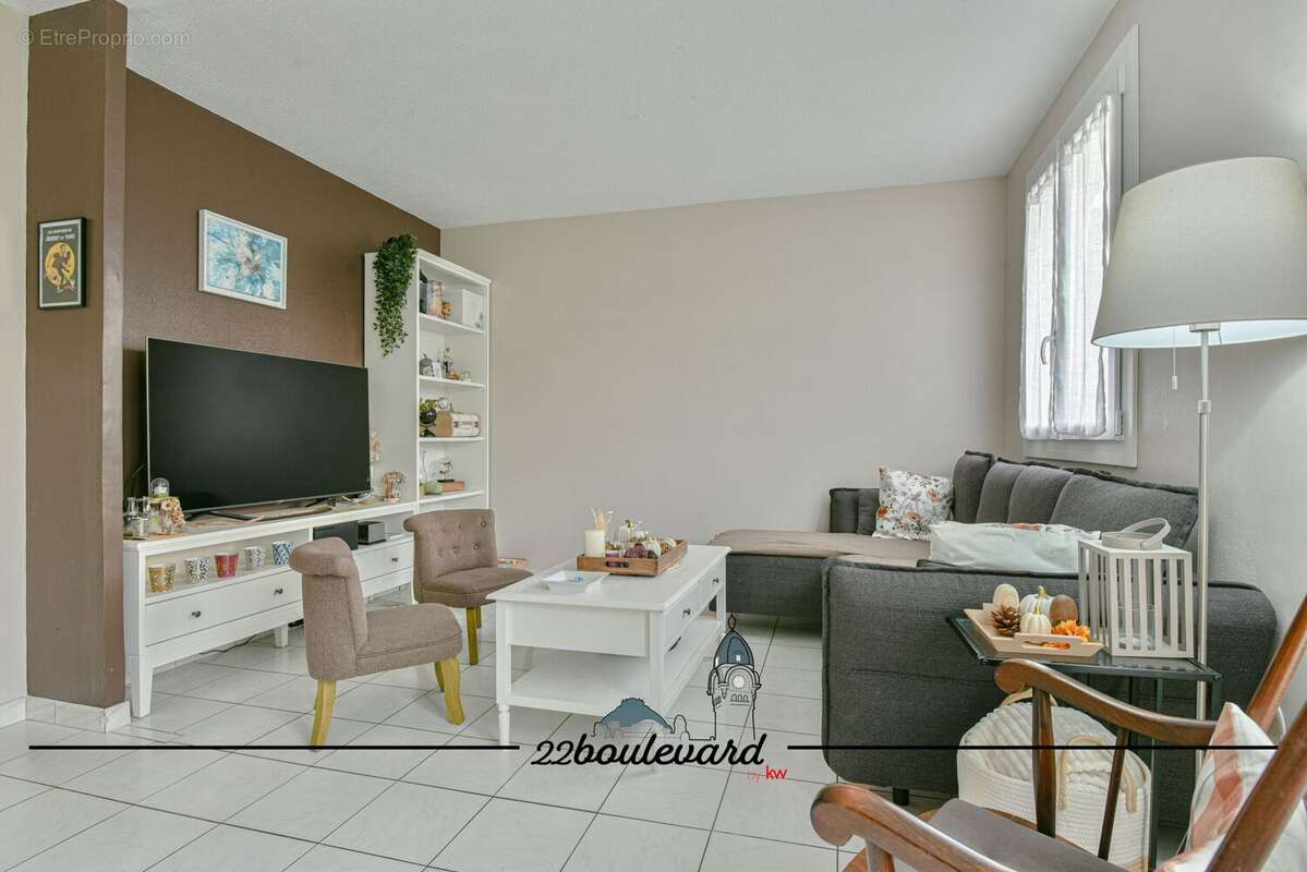 Maison à SAINT-GENEST-SUR-ROSELLE