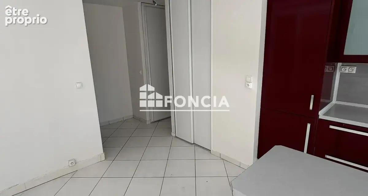 3 pièces au premier étage sans ascenseur avec grand balcon filant, parking extérieur et cave, dans résidence arborée, sécurisée - photo 9
