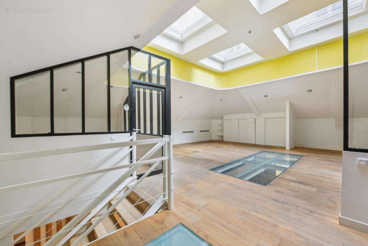 Commerce à PARIS-8E