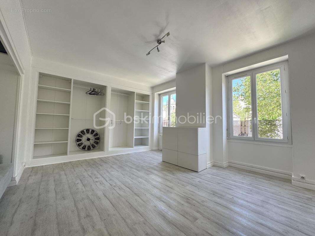 Appartement T3 offrant de beaux volumes et une excellente luminosité ! - photo 3
