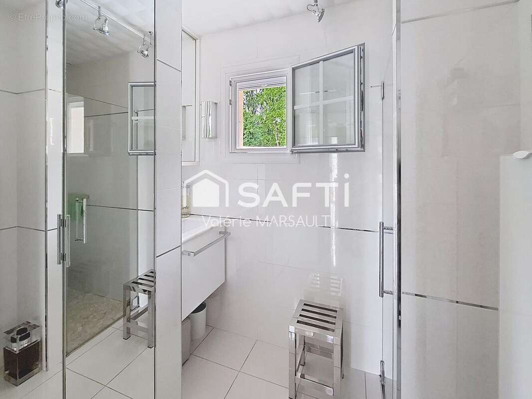 Maison 111 m² à Saint-Roch  - photo 7