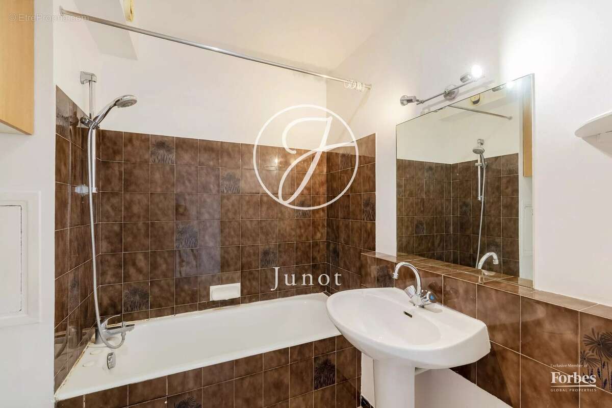 PARIS 18e - MARCADET / STEPHENSON - Studio à vendre - 26,59 m² Carrez - Balcon - Vue Sacré-Cœur. - photo 9