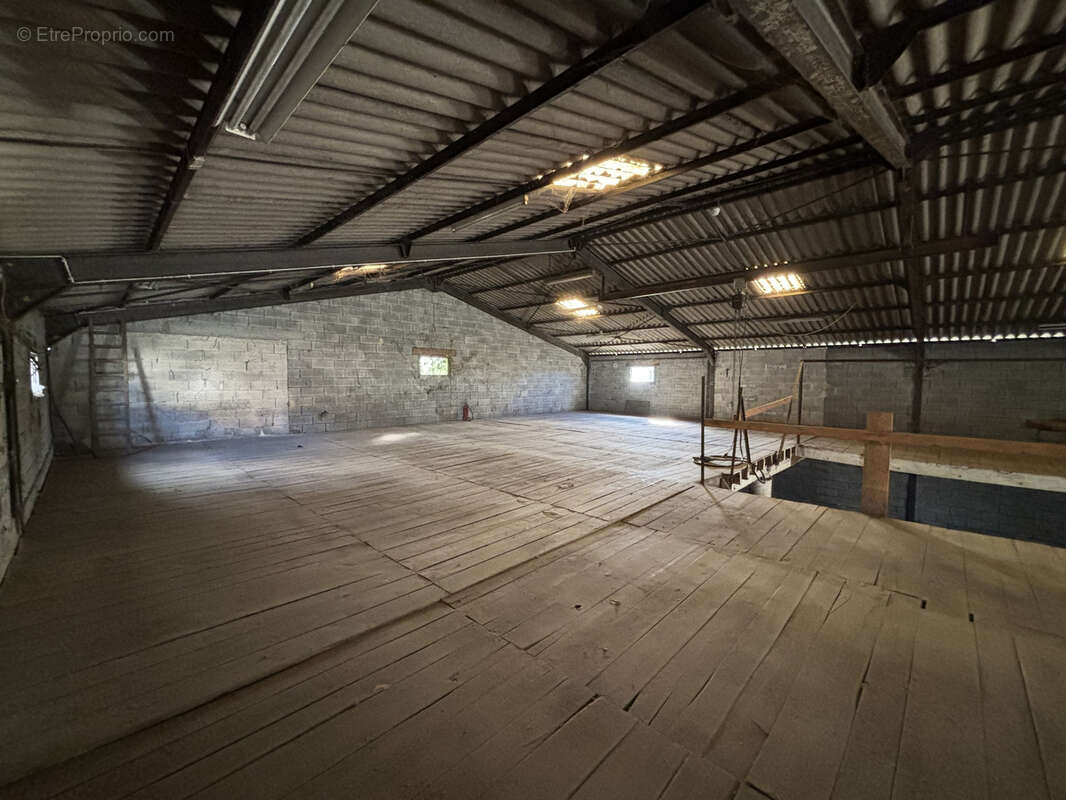 Commerce à SAINT-YRIEIX-LA-PERCHE