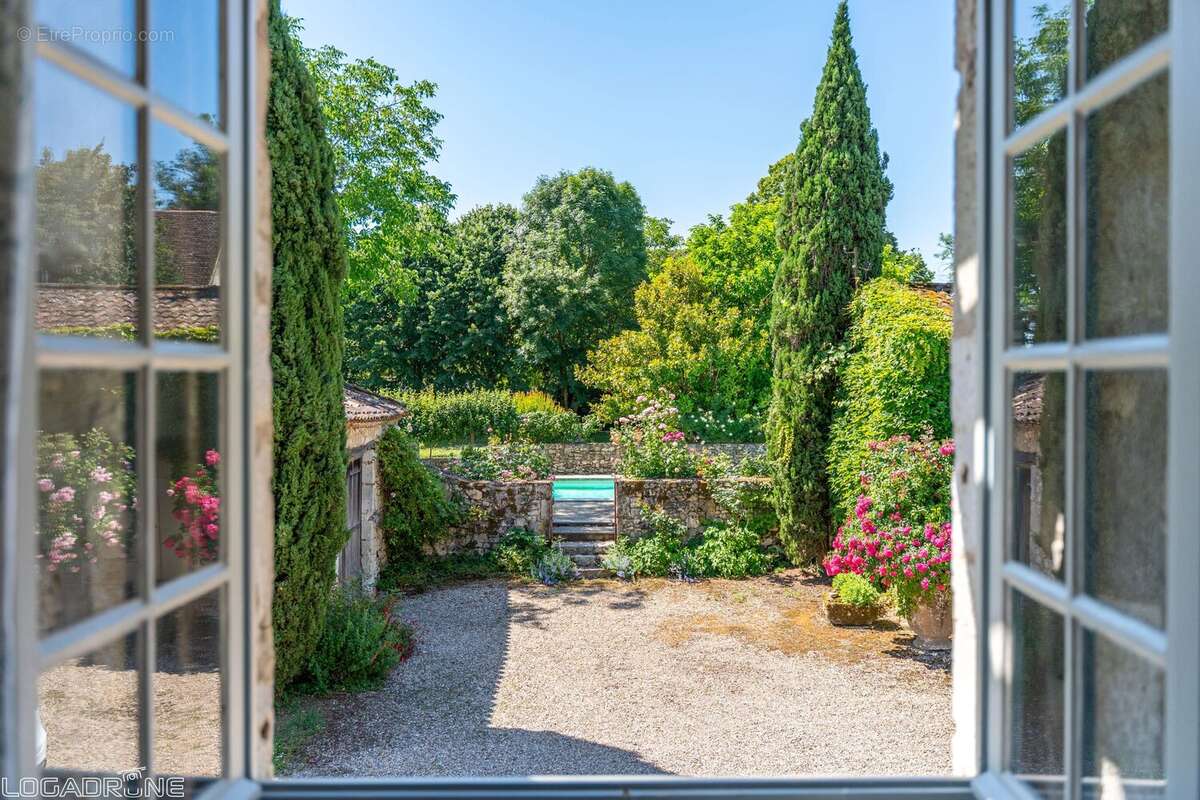 Domaine historique avec piscine, verger et vues sur la campagne environnante. - photo 17