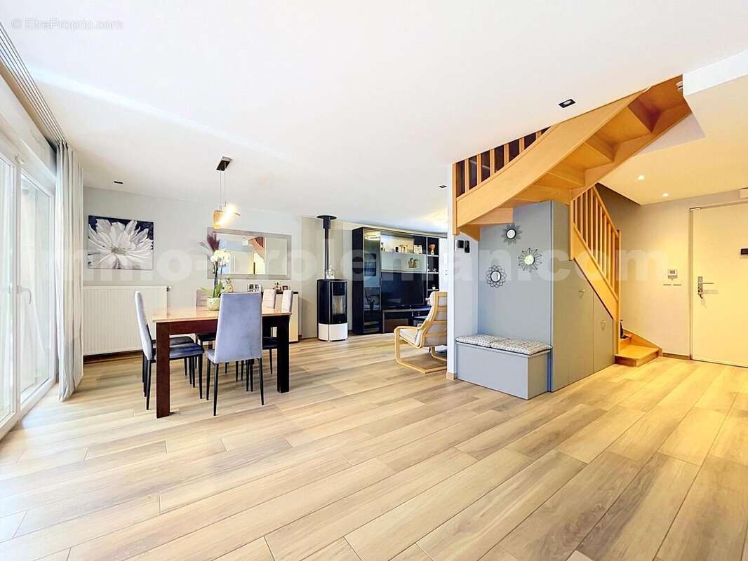 Maison_Annemasse_grand_espace_proche_ecole_genève_frontière_suisse_ceva_bus_commerces_lumineux_calme_sejour_salle_a_manger_dégagement_ - Maison à AMBILLY