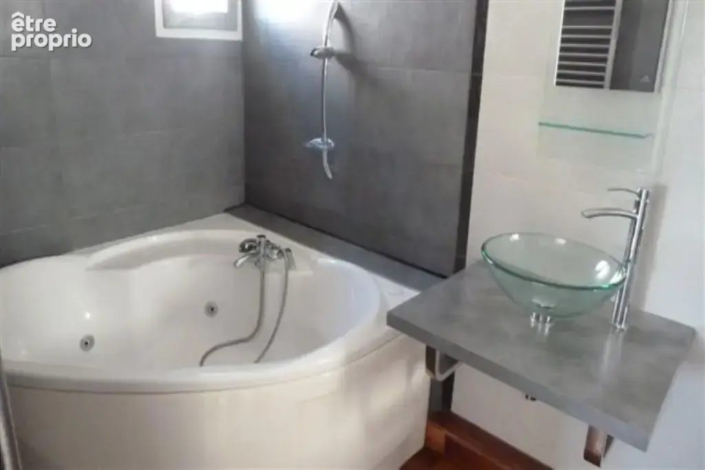 NIMES-QUARTIER DES AMOUREUX. Dans résidence sécurisée, P3 de 70 m2 avec stationnement. - photo 10