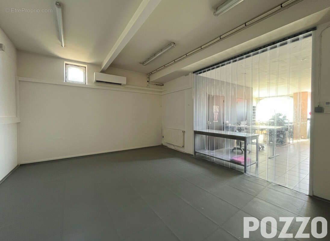 A Vendre - Fougerolles Du Plessis - Local d'activité 450 m² - ATELIERS ET BUREAUX - photo 3