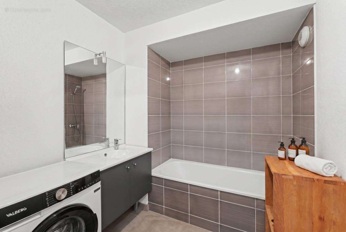 Appartement 3 Pièces récent - balcon  + parkings - photo 7