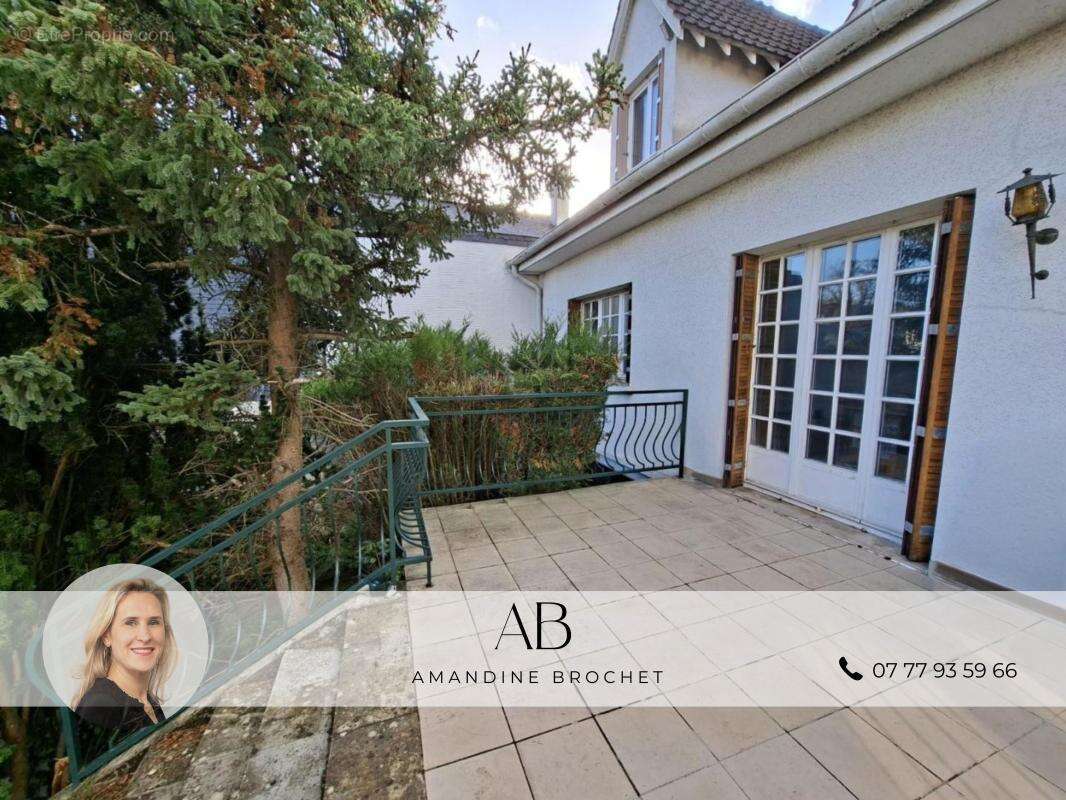 Maison à MARNES-LA-COQUETTE