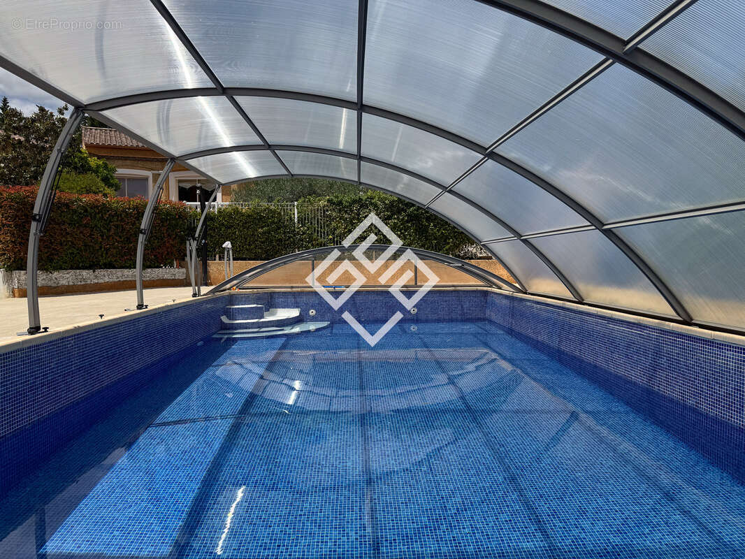 Villa de prestige avec piscine et dépendance. - photo 10