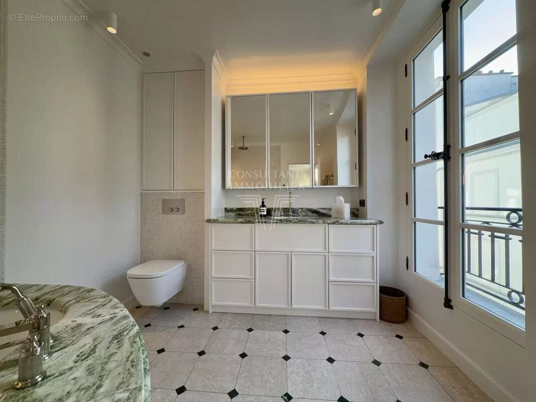 Appartement à PARIS-7E