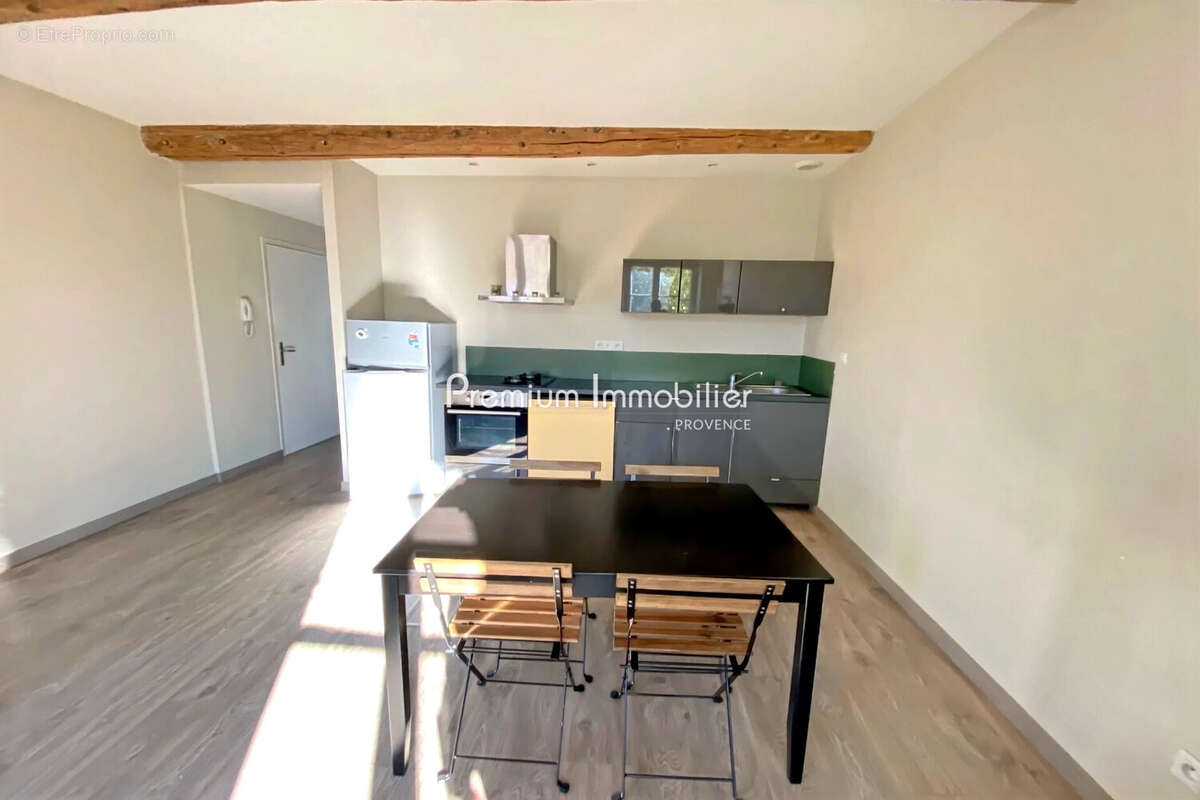 Appartement à LE PUY-SAINTE-REPARADE