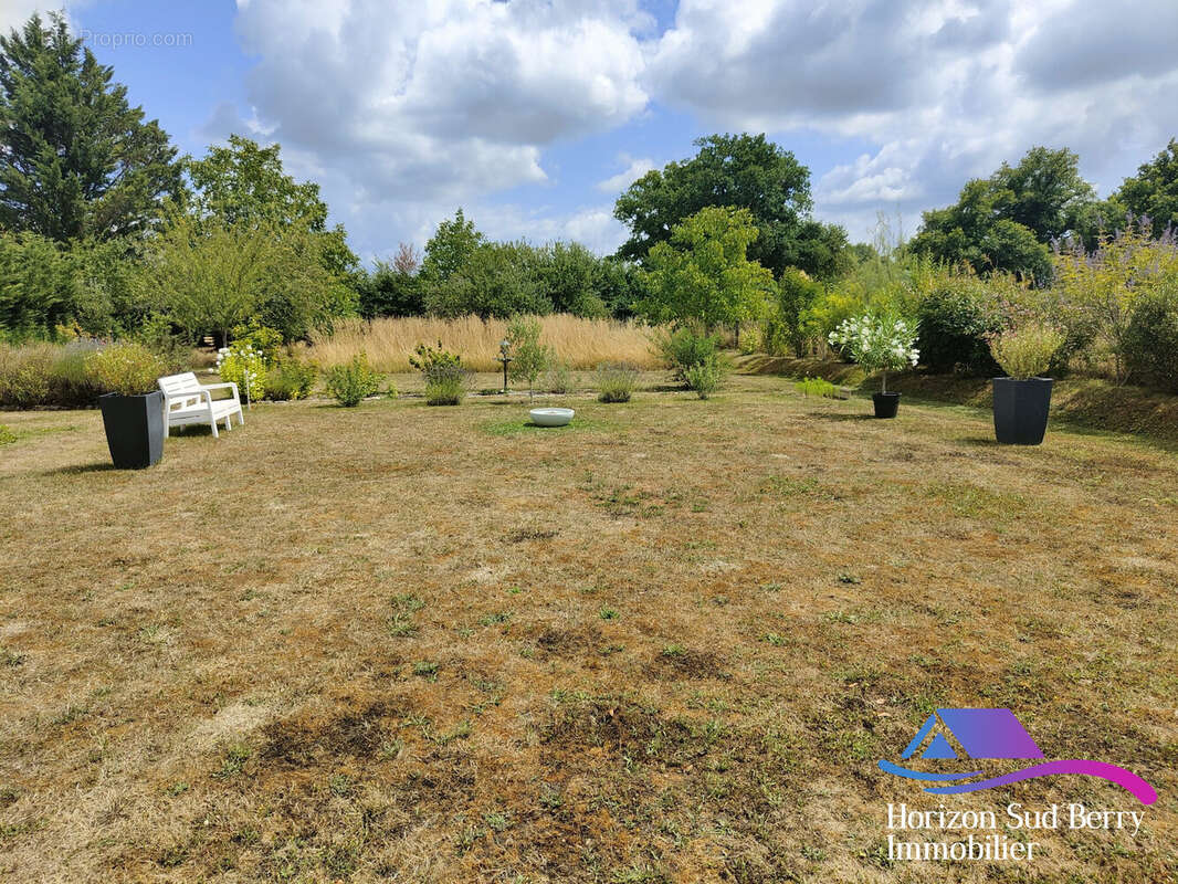 Jardin à l&#039;arrière - Maison à SAINT-CHRISTOPHE-EN-BOUCHERIE