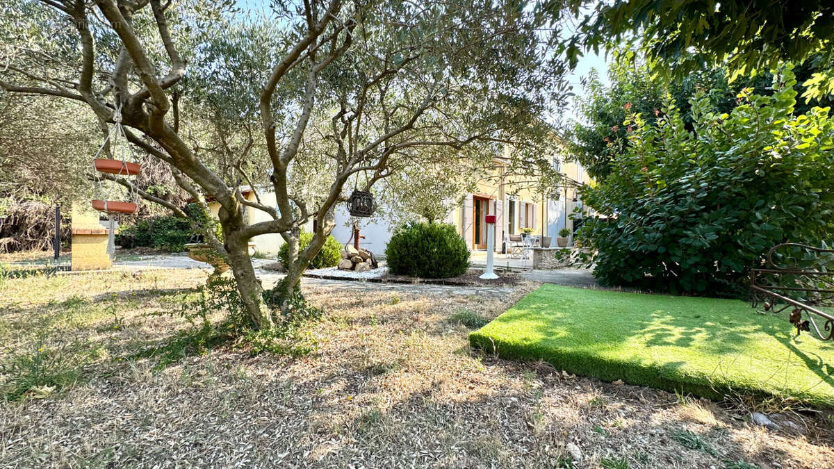 Mas avec piscine et dependances sur 1133 m² de jardin clos et arboré. - photo 14