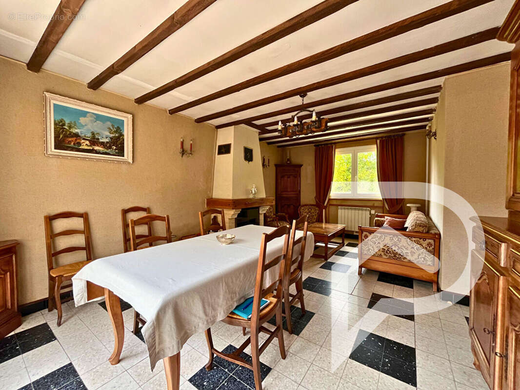 Maison à ESTREES-SAINT-DENIS