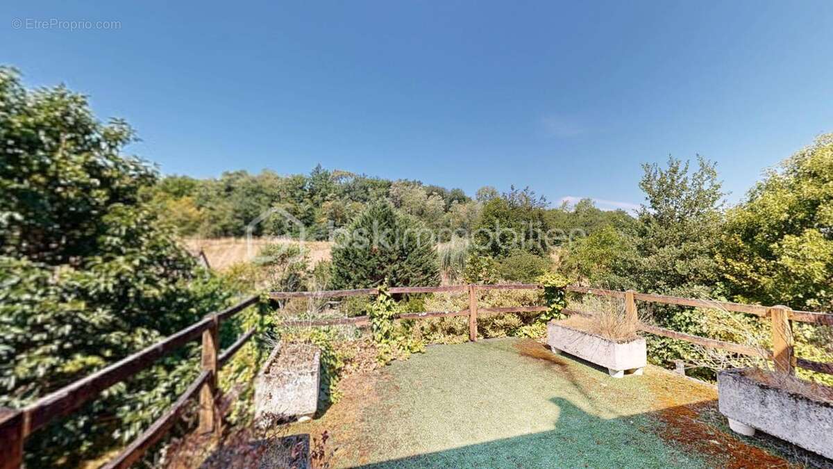 Maison lumineuse avec deux terrasses et parking à vendre ! - photo 17
