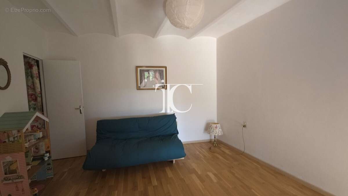 Authenticité, élégance et confort au cur du Sud Ardèche : une maison en pierre rare avec piscine où tout se fait à pied. - photo 14