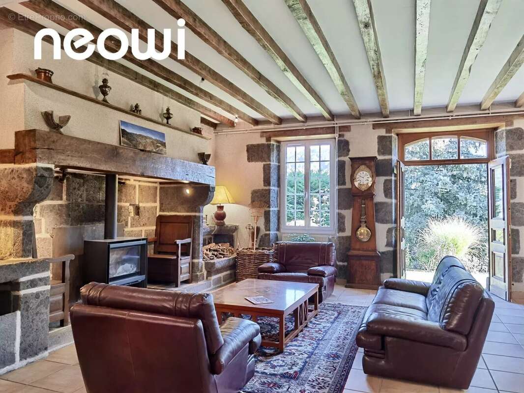 Maison à VIC-SUR-CERE