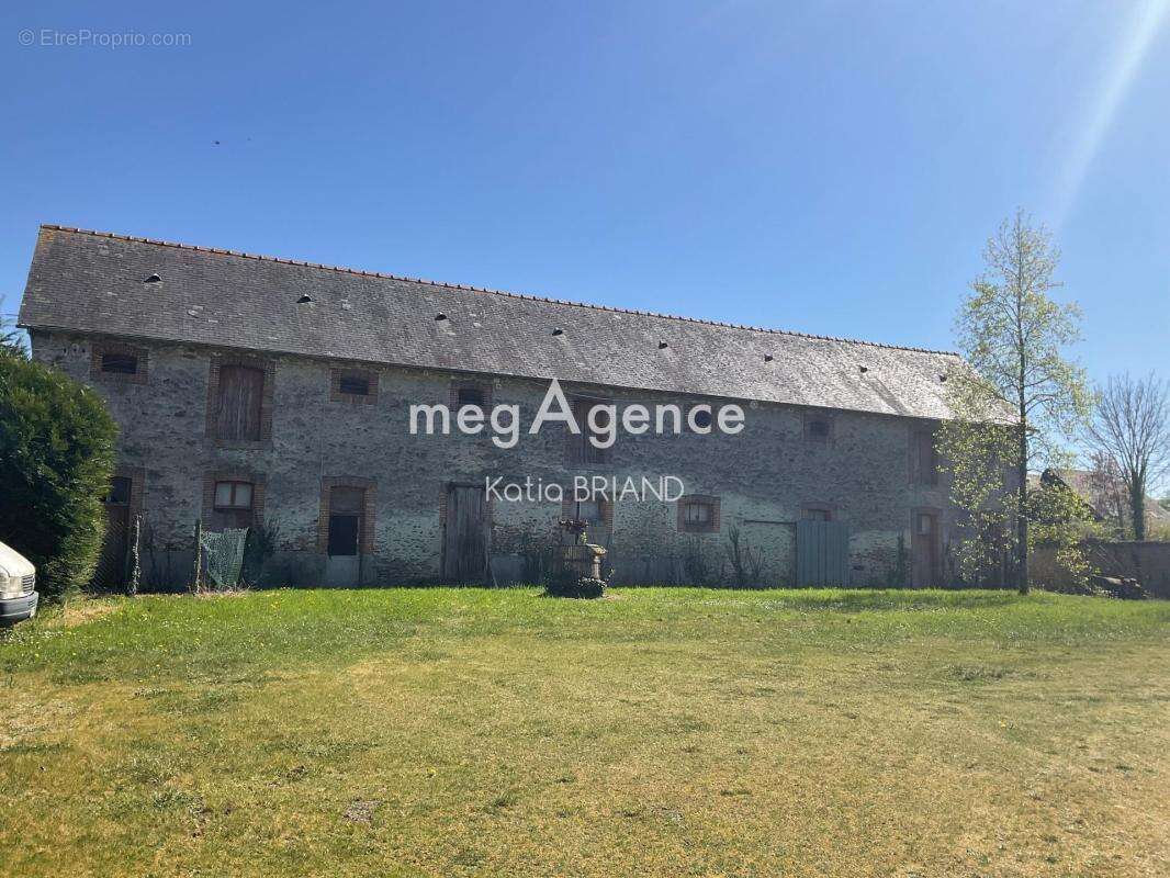 Maison et bâtiment sur Laval, terrain de 10780 m² - photo 2