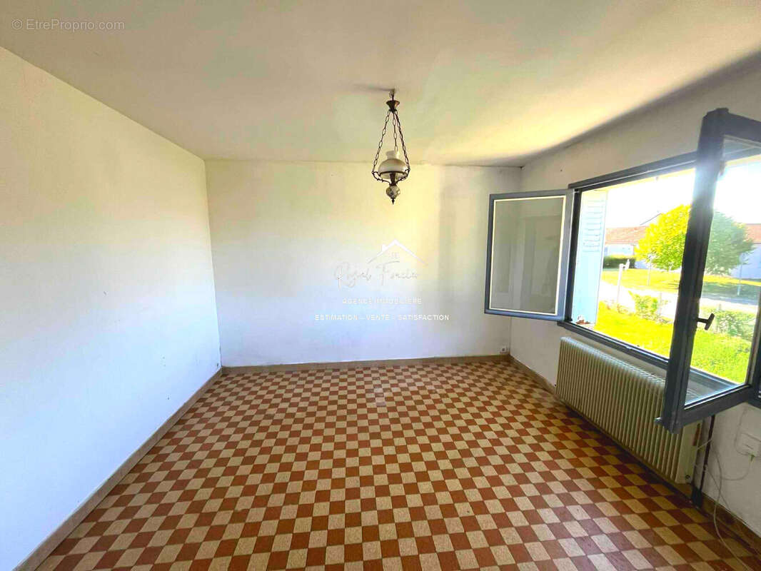 Séjour ou chambre - Maison à PORT-DE-PILES