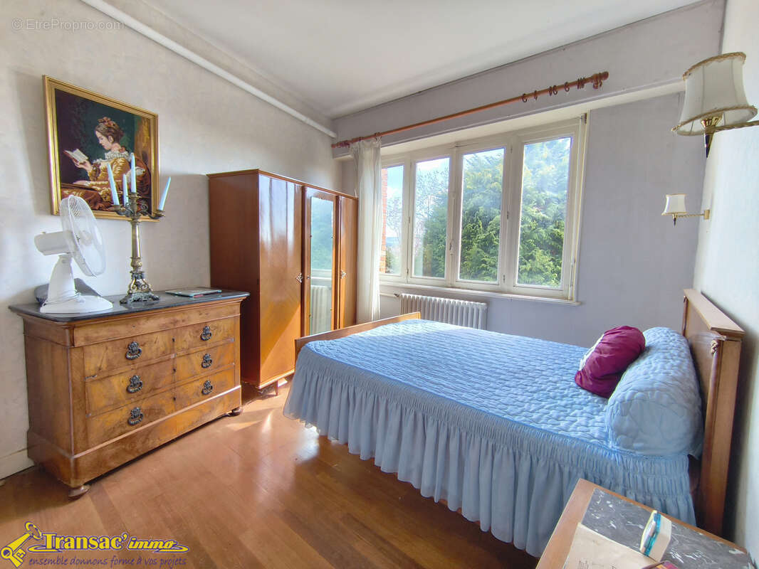 À Saint Rémy sur Durolle proche du plan d'eau, belle maison familiale 6 pièces avec 2 garages. - photo 7
