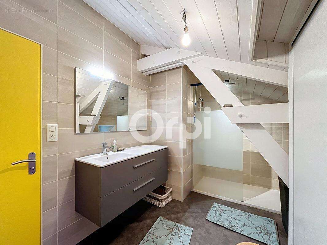 Maison à CREYSSENSAC-ET-PISSOT