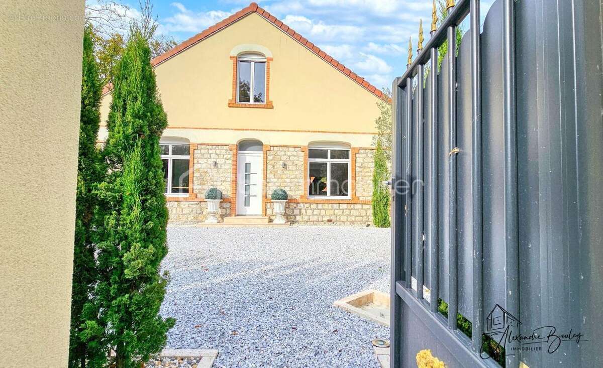 Maison à LA CHAPELLE-SAINT-MESMIN