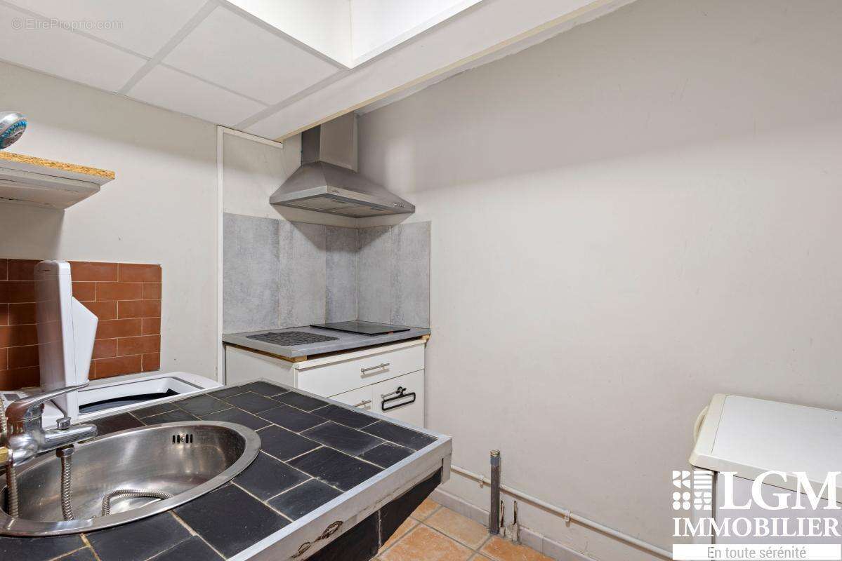 Aix en Provence - Propriété avec studio indépendant, garage de 80 m² et plus de 3 000 m² de terrain - photo 15