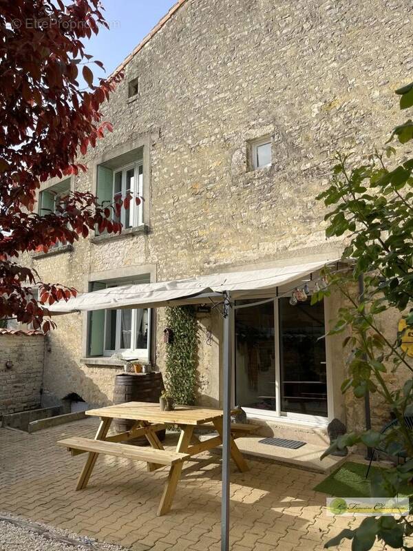 Maison à AIGRE