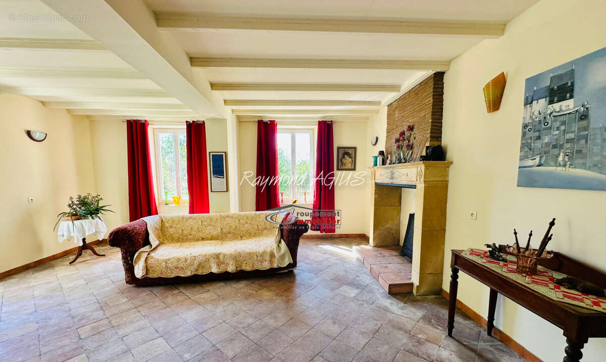 Charmant maison traditionnel en pierre de plain pied avec 2 chambres, 3 grandes granges et 1,7 ha de terrain e - photo 6