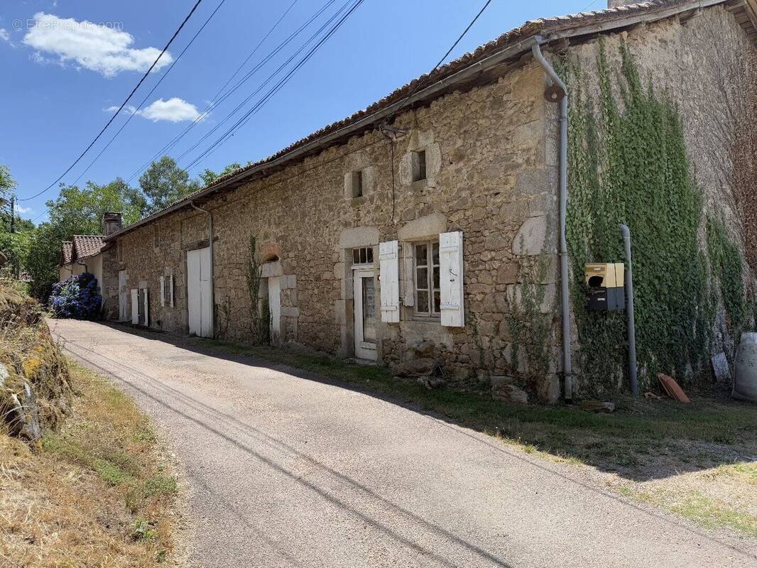Maison à SAINT-BARTHELEMY-DE-BUSSIERE
