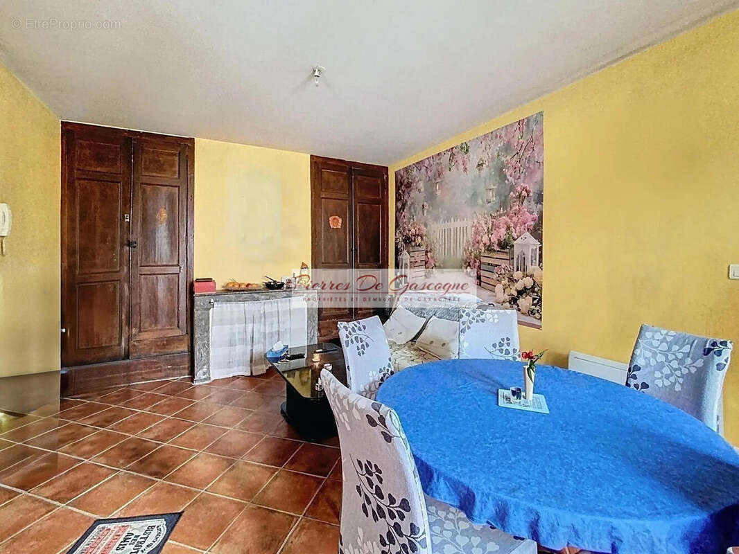 Appartement B 1er étage - Maison à VIC-FEZENSAC