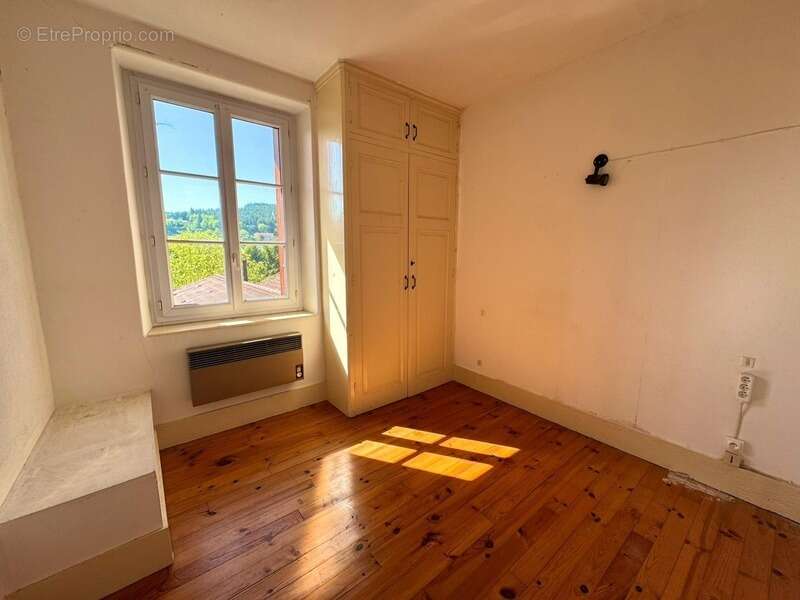 Maison de bourg avec terrasse et dépendance – Fort potentiel à Luriecq (42380) - photo 3