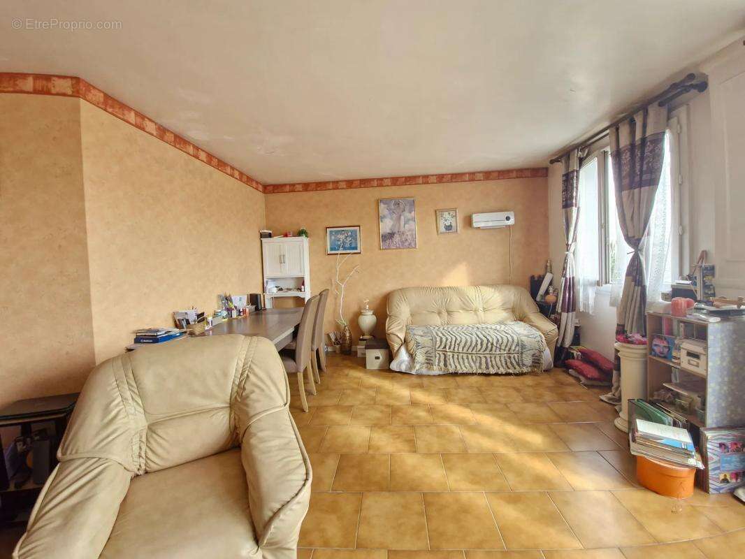 Appartement à LES PAVILLONS-SOUS-BOIS